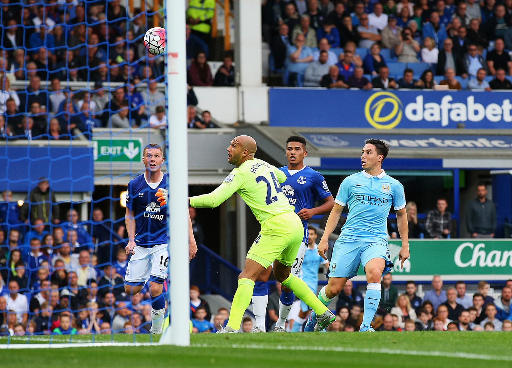 包含曼城主场苦战取胜，蓝月亮不容有失的词条