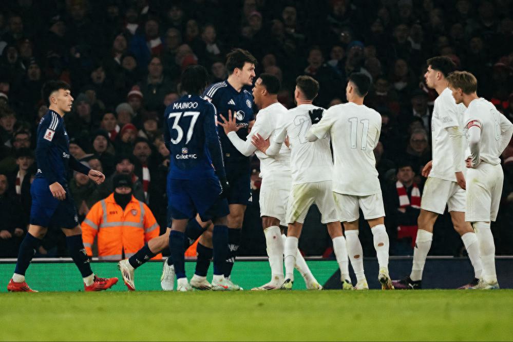 九游体育登录-曼联队员在场上展现出了团结和合作