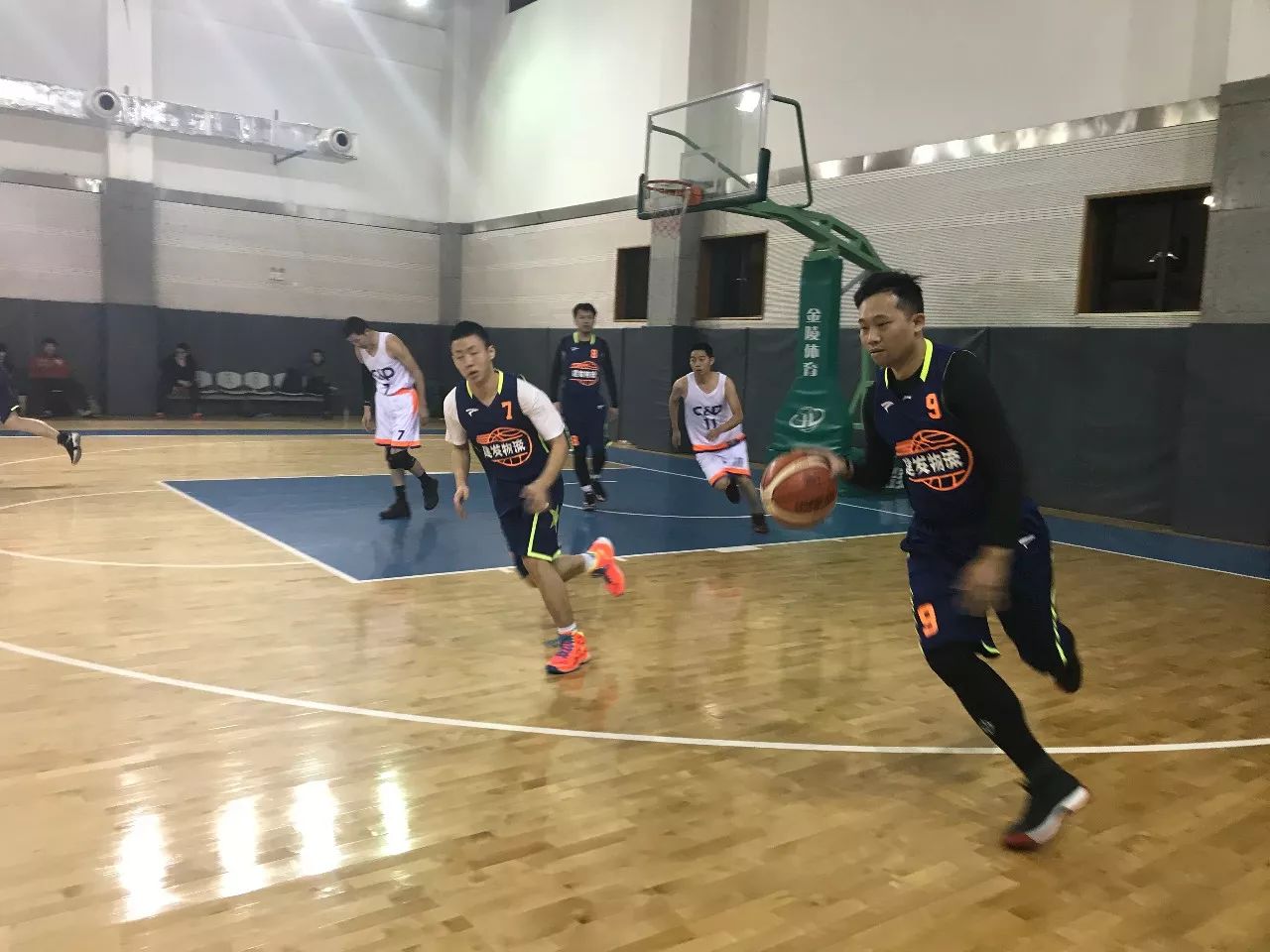 上海球队表现出色，小组赛轻松取胜的简单介绍