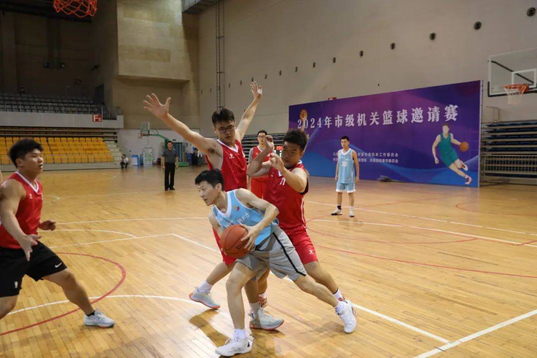 关于球员们全情投入，精准击球拿下胜利的信息