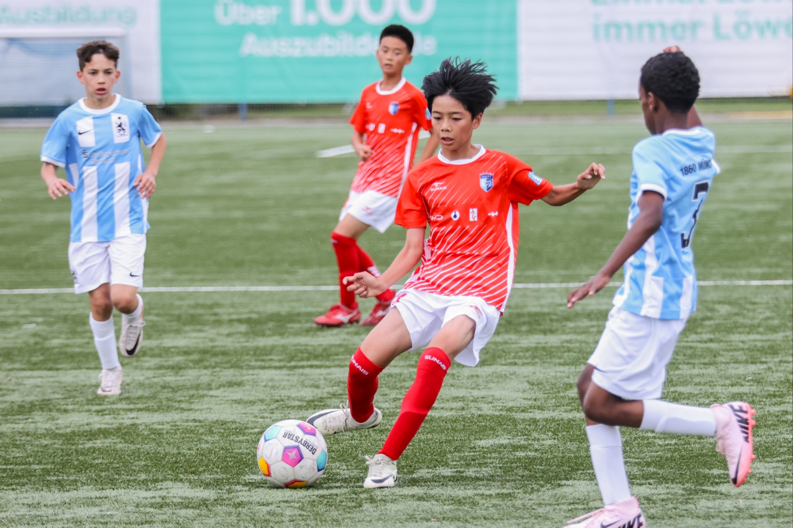 九游体育亚洲官网-关于少年足球联赛揭幕战火热展开的信息