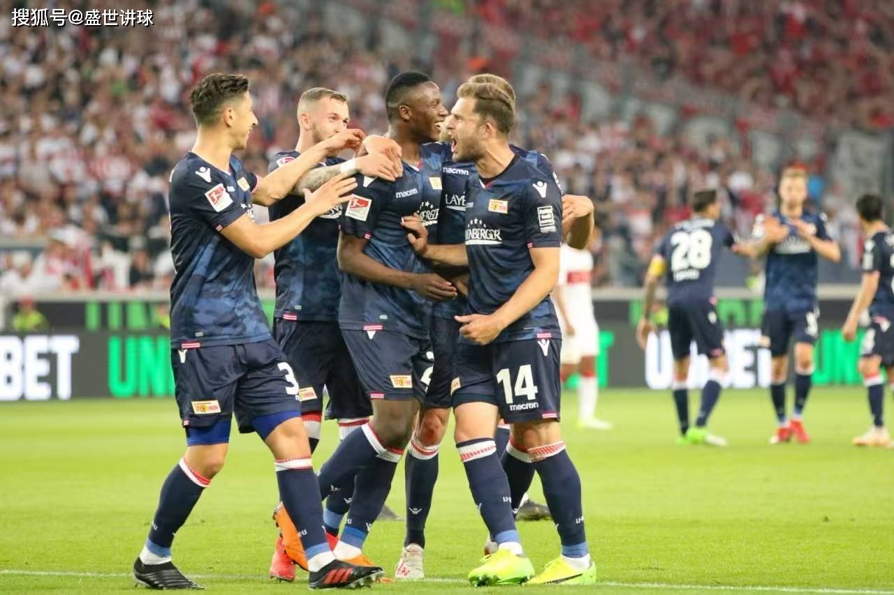 足球比赛场上技战术纷呈，赛况备受瞩目的简单介绍