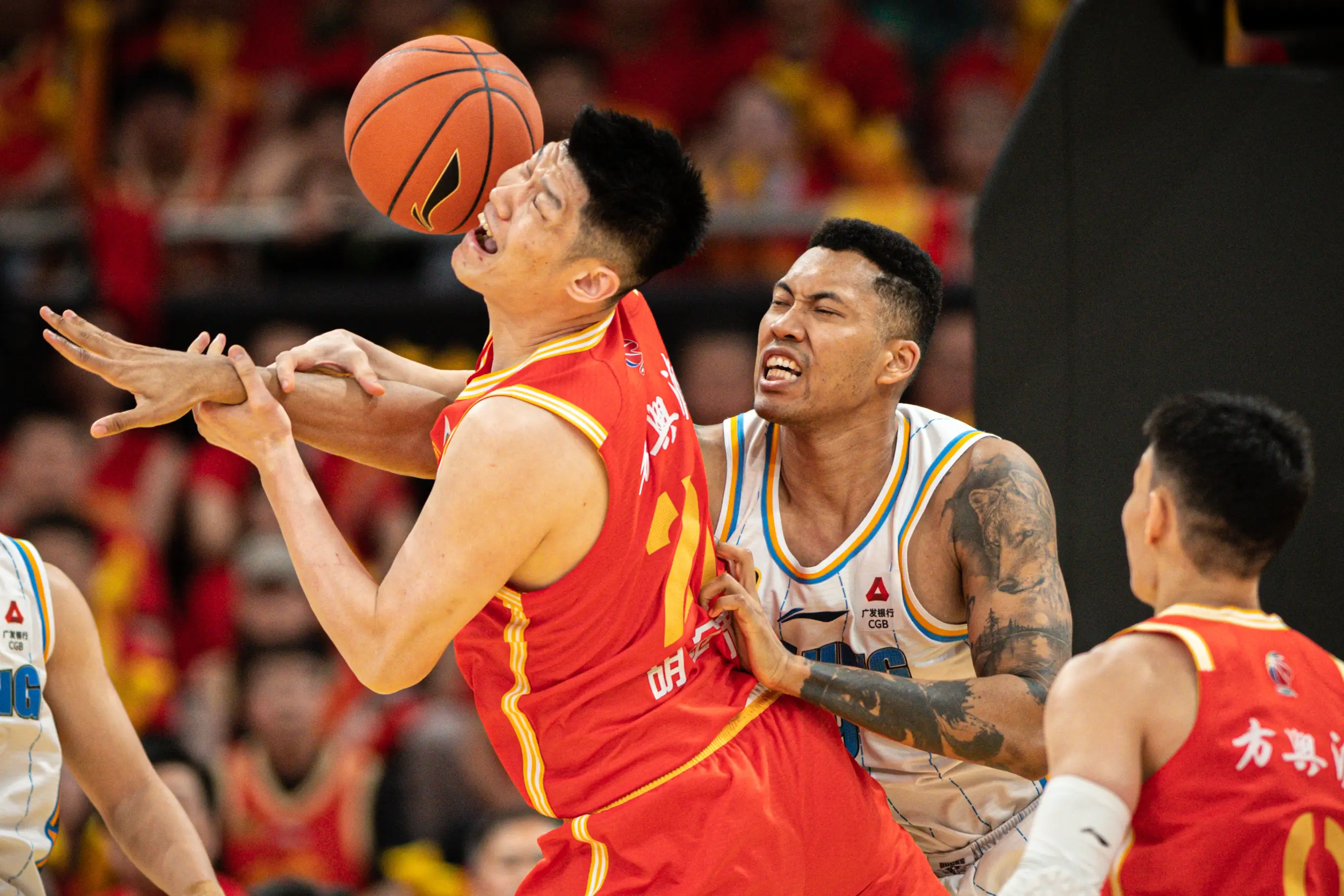 强队对决，球场之上精彩对抗令人热血沸腾的简单介绍