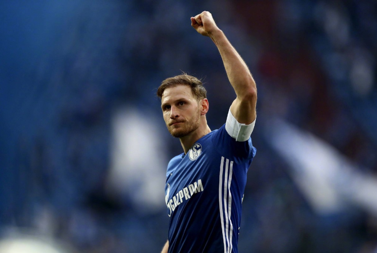 包含沙尔克复仇零封斯图加特，保级形势稍显乐观的词条