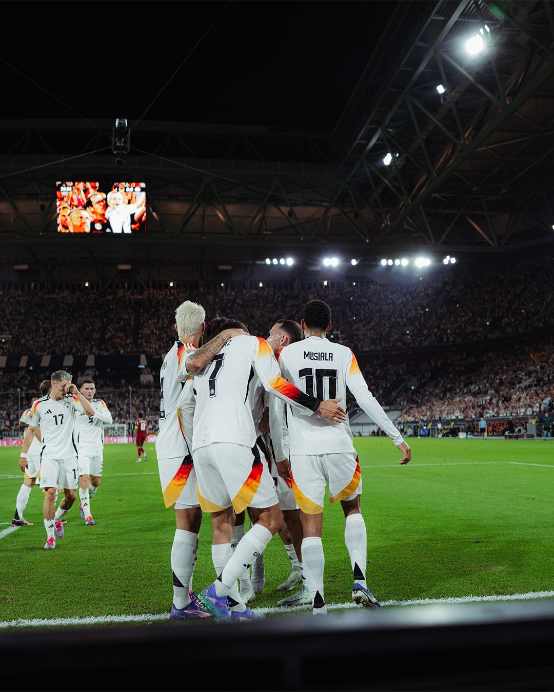 包含欧国联精彩比赛彰显球迷热情，激情令人陶醉的词条