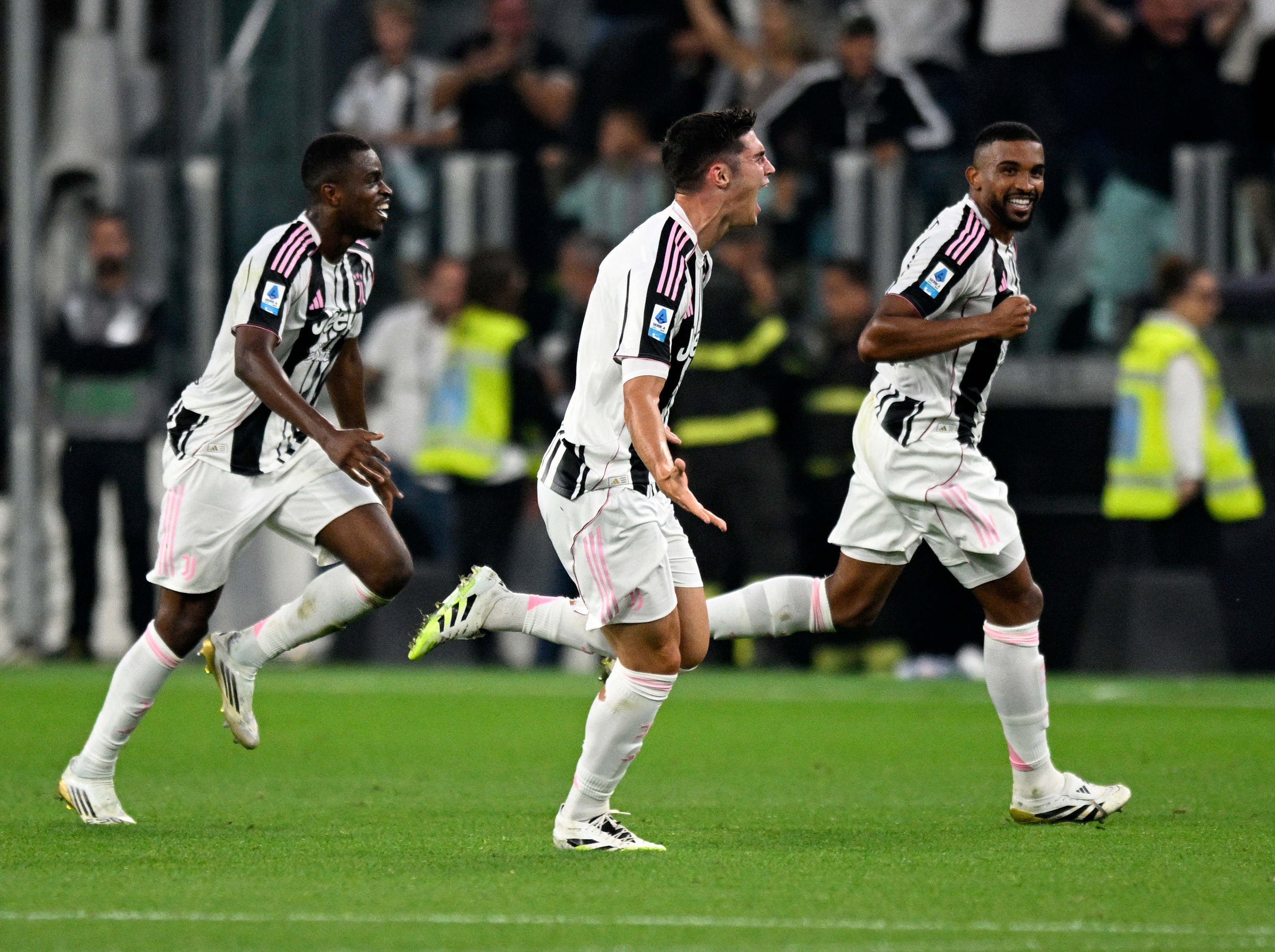 包含尤文图斯击败了AC米兰队，继续保持领先优势的词条